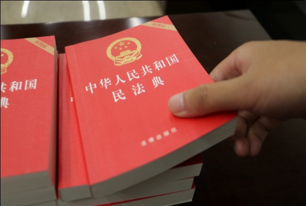 外场_拿民法典的同学
